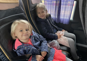 dzieci w autokarze uśmiechają się do zdjęcia
